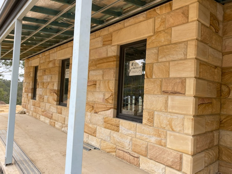 Project: Residential Home 
Location: Lower Portland NSW
Products: 250mm Hydrasplit Blocks, Custom Sawn Sils and Lintels 
Colour: Dixons Banded
Builder: Sydney Roof and Building Supplies and Roy Ruckman Stone Masonry